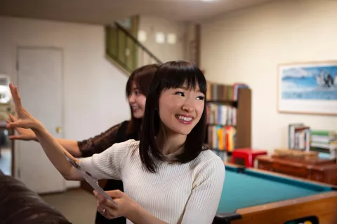 5 cosas que aprendimos de la serie de Marie Kondo que no enseñan sus libros Marie Kondo aplica su método para ordenar papeles: es simple y funciona.