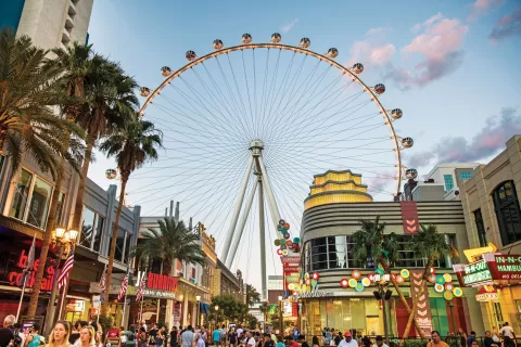 Las Vegas: qué hacer en la ciudad que tiene shoppings más baratos que Miami El High roller se encuentra al final de Linq Promenade, un paseo lleno de restós y tiendas con mucha onda.