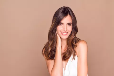 Cuatro pasos para retocar tus raíces en casa Junto con Koleston, compartimos la guía definitiva para que aprendas cómo retocar las raíces y renovar tu look