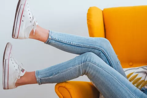 ¿Cuáles son los tres modelos de jeans que son tendencia y te conviene comprar? Foto: Laura Chouette/Unsplash