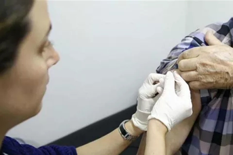 Un modo de prevenir la neuralgia postherpética, que suele desencadenar la culebrilla, es vacunándose después de los 50 años