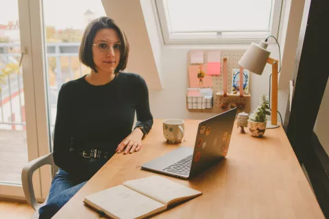 Una argentina en Berlín. Creó una comunidad para ayudar a otros a trabajar la creatividad Desde MiniCarbono, Carla Bonomini genera contenido original que promueve la empatía y el respeto y ayuda a otros a expandirse y explorar su creatividad.