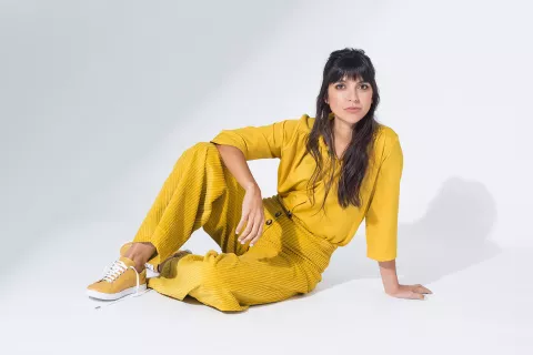 Felicitas Pizarro: "Mi generación es la que peor se alimentó" Charlamos con la cocinera de sonrisa amplia sobre su presente en la TV, la ola de conciencia alimentaria y su costado solidario que empodera a las mujeres. Pantalón y camisa (Mishka, $4860 Y $2980), zapatillas (Prune, $3590).