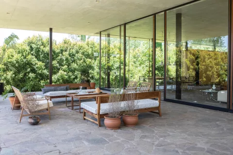 Vive en Ituzaingó y construyó una casa circular. “Da la sensación de estar inserto en un bosque” Fotos de Inés Tanoira. Producción de Florencia Díaz