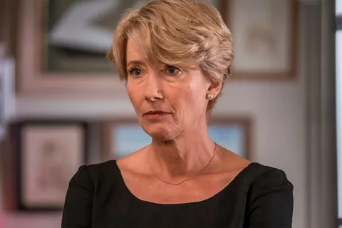 “No puedo pararme frente a un espejo”. La demoledora reflexión de Emma Thompson sobre el desafío de mirarse a sí misma Emma Thompson en la película Luck