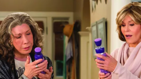 Viejennials: así es la generación +50 que la economía ve como una oportunidad Grace and Frankie, la serie en la que las protagonistas fundan una compañía de vibradores para mujeres mayores con problemas de movilidad.