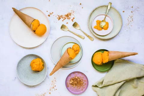 Helados fáciles. 4 recetas 100% naturales de la cocinera Nati Kiako Helado de mango y Campari.