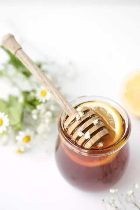 Endulzantes naturales. 7 ideas para prepararlos en casa y ganar en sabor y calidad de vida La miel es una excelente opción para reemplazar el azúcar.