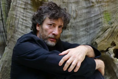 ¿Cuáles son los mejores libros de Neil Gaiman? Neil Gaiman uno de los autores más importantes de la literatura fantástica actual