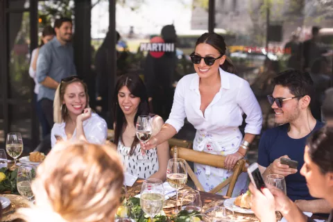 Asti: un brindis con espíritu italiano Martini presentó su vino espumoso con un delicioso brunch al aire libre