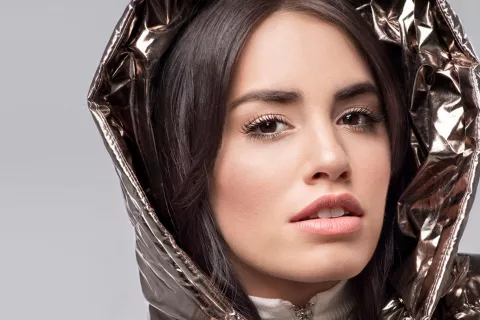 Lali: cómo es la chica de 26 años que se transformó en un ícono del pop nacional Un huracán hecho mujer: con pasión por todo lo que hace, un amor que avanza firme y la convicción de ser fiel a sí misma.