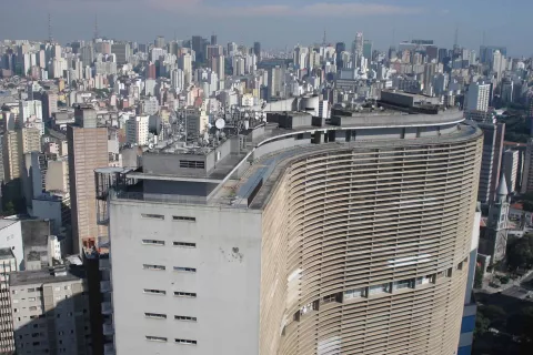 Copan: el edificio que le cambió la cara al centro de San Pablo El gran Copan, diseñado por Oscar Niemeyer, dejó los tiempos en que era habitado por narcotraficantes y prostitutas y ahora goza de un presente de prestigio