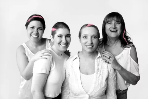 Cáncer de mama. Historias de superación y claves para hacerte los chequeos La ya tradicional campaña Tiñamos octubre de rosa de Issue.