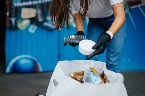 Cuidado ambiental. Cómo gestionar los residuos peligrosos que se generan en casa Residuos peligrosos.