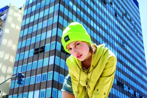 Moda urbana: 8 conjuntos para pisar con fuerza en las calles de la ciudad Camisa, Mishka, $8640. Short, Levi´s, $5490. Gorro, Renner, $999.