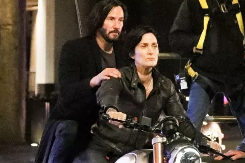 “Trinity fue y sigue siendo el personaje más destacado de mi carrera”. Carrie Anne Moss habla sobre su regreso a Matrix Keanu Reeves y Carrie-Anne Moss retoman sus roles en la nueva entrega de Matrix