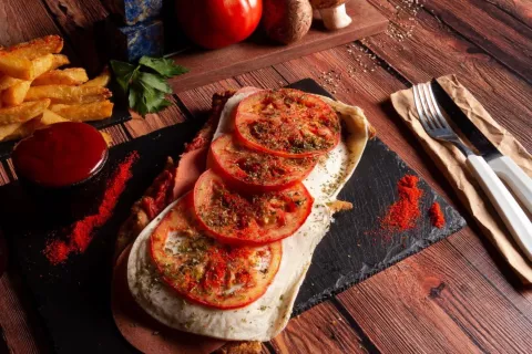 Veggiemanía: los 10 combos vegetarianos por $690 que no te podés perder Milanesa napolitana vegana Foto: Bodegón Vegano