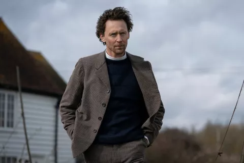 5 razones de por qué deberías mirar The Essex Serpent, la nueva serie de Tom Hiddleston Tom Hiddleston en The Essex Serpent de AppleTv+