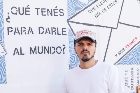 “No quiero tu Instagram, quiero tomar vino con vos”: ¿quién es el artista argentino que deja mensajes de amor en las calles de Buenos Aires? Foto de Gustavo Sancricca
