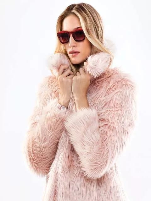 Anteojos de sol: ¿Por qué es importante usarlos todo el año? Apuntes de moda: la estética vintage sigue presente en las gafas (Infinit). El reloj (Swatch) volvió a ser un accesorio importante en el cierre de un look. El pelo del tapado (Tucci) se usa corto, medio o largo.