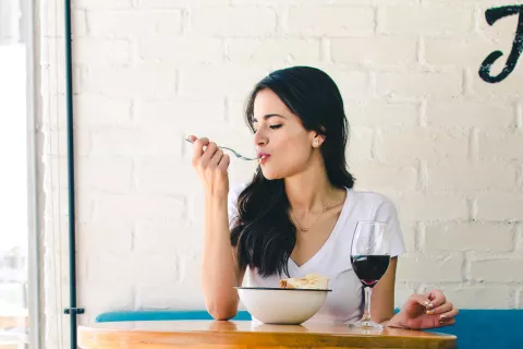 Las 6 claves para entender de qué se trata la alimentación intuitiva y cuáles son sus beneficios Las claves sobre la alimentación intuitiva. Foto: Mike Mayer/nsplash