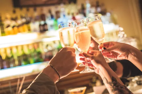 Los 6 mejores lugares de la ciudad para ir a brindar con amigos Espumantes: los clásicos de las fiestas para hacer chin chin.