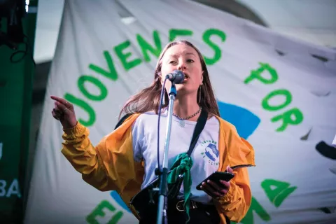 Seis ecoactivistas que luchan por el planeta: quiénes son y qué hacen para cambiar el mundo Nicole Becker tiene 19 años y en 2019 creó, junto con algunos amigos, Jóvenes por el Clima Argentina, un movimiento de adolescentes que luchan contra la crisis climática.