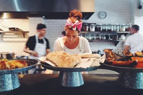 8 restaurantes en Mendoza que vale la pena conocer En un radio de siete cuadras de la capital provincial, un puñado de restós, fondas, tapeos, bruncheos y panaderías gourmet sorprende con cartas originales
