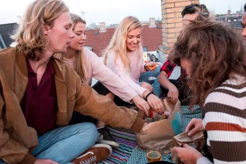 La comida no se tira: la app que te permite conseguir los mejores platos a precios bajísimos Too good to go, comprando desde esta app se pueden conseguir descuentos en restaurantes y deliverys de hasta el 70 por ciento en platos carísimos