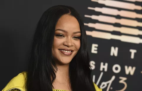 Rihanna hace su debut en la lista de billonarios de Forbes Rihanna durante el evento de su línea de lencería Savage X Fenty (2021). Foto: Jordan Strauss/Invision/AP, Archivo