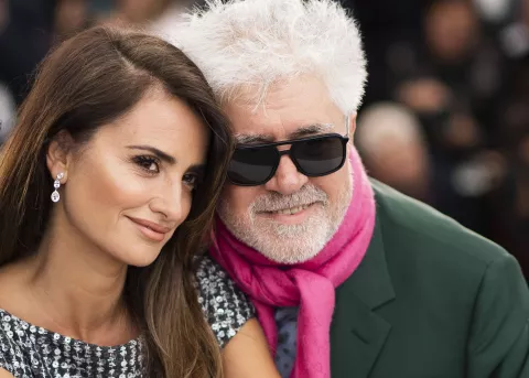 ¿Qué películas de Pedro Almodóvar podés ver en Netflix? Penélope Cruz y Pedro Almodóvar posan durante el estreno de "Dolor y gloria" en el Festival de Cine de Cannes (Foto por Arthur Mola/Invision/AP, Archivo)