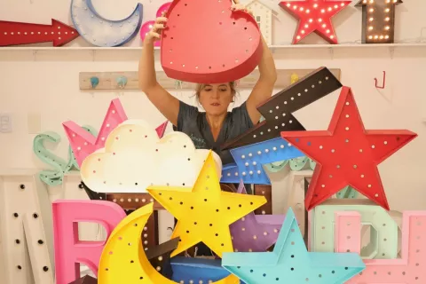 Con luces y cartón. Diseña y enseña a construir objetos y carteles decorativos Valeria Petrone (45) estudió Bellas Artes y fotografía. Se dedica desde hace años a realizar figuras con luz que logró posicionar y vender en locales de decoración de todo el país.