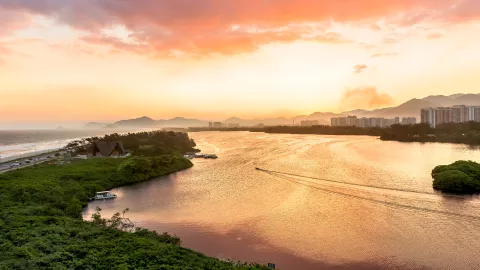 La barra no tan brava de las Olimpíadas Desde el Grand Hyatt, un hotel con tres buenos restaurantes y una mejor vista de la Laguna de Marapendi y la playa de Barra de Tijuca