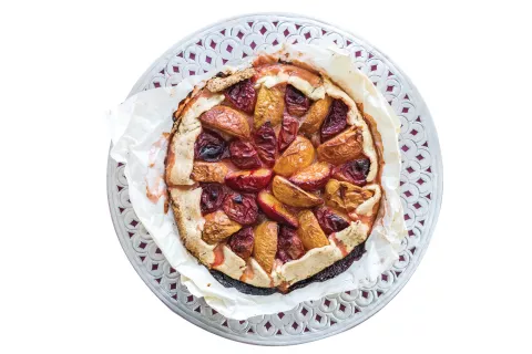 Una receta para hacer en 10 minutos: galette de ciruelas y duraznos Cocinamos rico con los alimentos de estación que más nos gustan