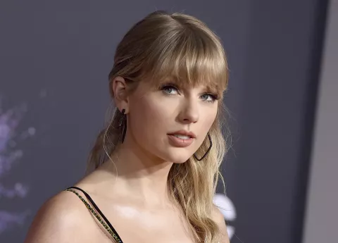 Taylor Swift estrenó un fragmento de su nueva canción This Love (Taylor’s version) Taylor Swift en los American Music Awards en Los Angeles. (Foto Jordan Strauss/Invision/AP, archivo)