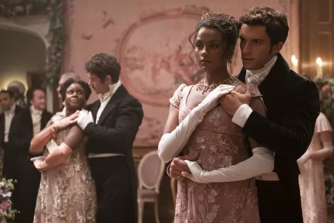The Bridgerton: 10 términos en inglés para mimetizarse en la época de la serie Simone Ashley como Kate Sharma, Jonathan Bailey como Anthony Bridgerton en Bridgerton.