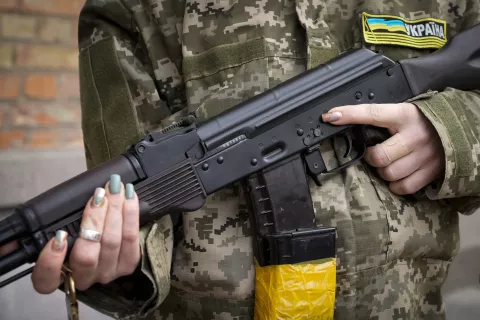 Cuál es el rol de las mujeres ucranianas en la guerra Una mujer armada de defensa civil sostiene un rifle de asalto Kalashnikov mientras patrulla una calle vacía debido al toque de queda en Kiev.