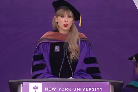 Taylor Swift recibió un título honorífico de la Universidad de Nueva York Taylor Swift durante la ceremonia en la Universidad de Nueva York