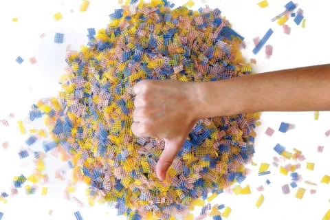 Microplásticos. Sin darnos cuenta, nos comemos una tarjeta de crédito por semana Los microplásticos son extremadamente nocivos para el ambiente y, por ende, para nosotros.