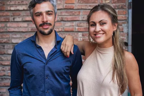 Empezaron creando un mate de silicona y hoy venden yerba premium al mundo entero Mercedes Buey Fernandez y Nicolás Tiferes, creadores de Mathienzo.