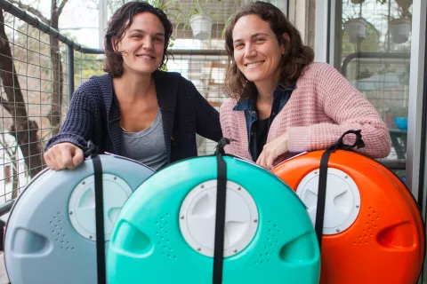 Hacen composteras urbanas de plástico reciclado y durante la pandemia triplicaron sus ventas Verónica y Carolina Gheorghiu, creadoras de Viví más verde.