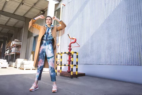 9 tapados súper de moda que te van a salvar del frío Tapado de paño con flecos (Rapsodia, $72.900), campera y pantalón batik (Rapsodia $36.900 y $26.900) y zapatillas (FILA, $16.490)