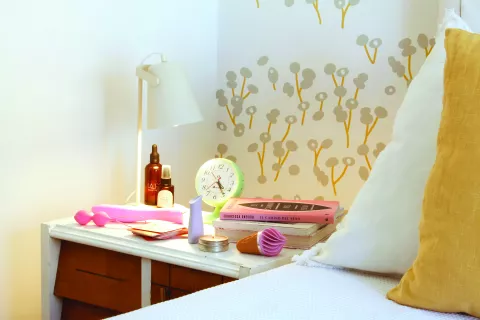 Bienestar sexual: cómo generar una rutina para cuidar tu erotismo Este es el kit recomendado para tener en tu mesita de luz: set de kegel balls, vibradores, aceites afrodisíaco y lubricante, juego de cartas sexit, vela para masajes, libro el camino del sexo, de Francesca Gnecchi
