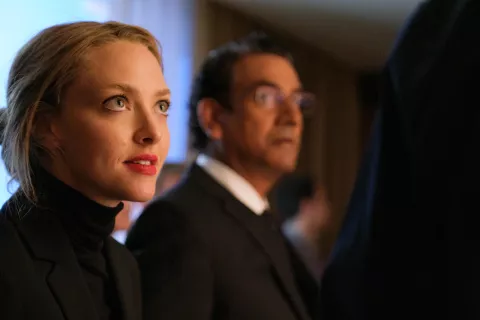 Amanda Seyfried habla sobre los desafíos de interpretar a Elizabeth Holmes, la joven que prometió cambiar el mundo y terminó en la cárcel por estafas multimillonarias Amanda Seyfried como Elizabeth. Foto: Beth Dubber/Hulu