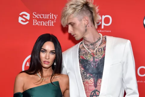 Beben la sangre del otro: el extravagante ritual de pareja de Megan Fox y Machine Gun Kelly megan fox