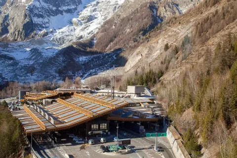 De Francia a China, cinco túneles impactantes Francia e Italia unidos por un túnel cerca del cielo