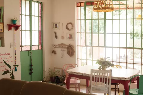 Deco: una diseñadora nos cuenta cómo remodeló su casa de Manzanares Las aberturas de hierro las consiguió en una demolición