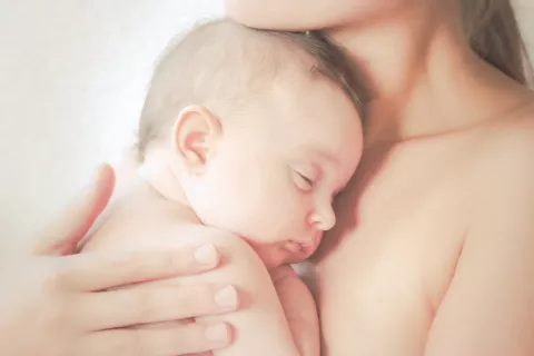 “Cuidado canguro”: la importancia del contacto piel a piel para el desarrollo del bebé La importancia del contacto piel a piel entre la mamá y el bebé