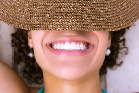 8 claves sobre el blanqueamiento dental La técnica de blanqueamiento dental es furor; se utiliza para rejuvenecer la sonrisa, borrar manchas y darles un aspecto renovado a los dientes. Foto: Canva