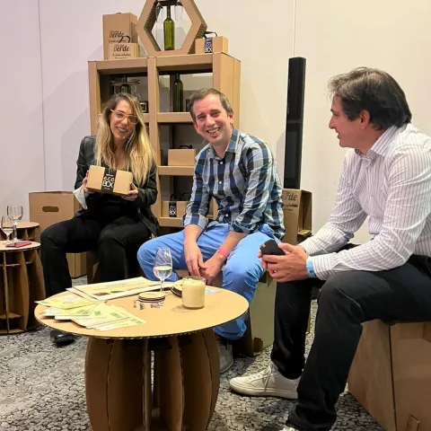 Hacen muebles de cartón para cuidar el medio ambiente Carolina y Hernán Beneventana, junto a Matías Alonso, tres de los creadores de "Universo de cartón", en un evento donde llevaron su línea de muebles sustentables